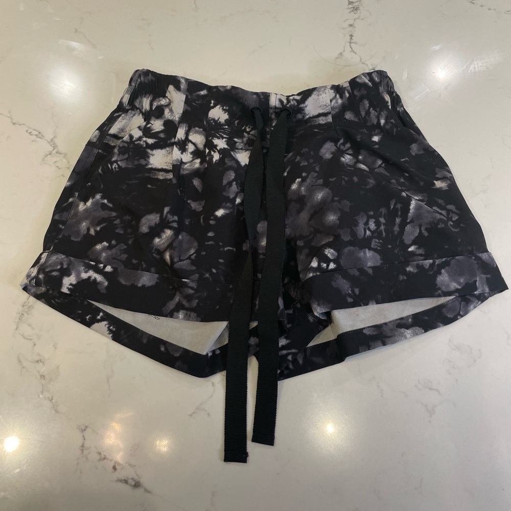 Lululemon Spring Break Away Short Shorts in Dusk Dye White Black Size 4